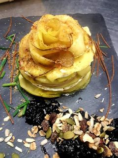 Una foto de Milhojas de manzana queso de cabra y foie
