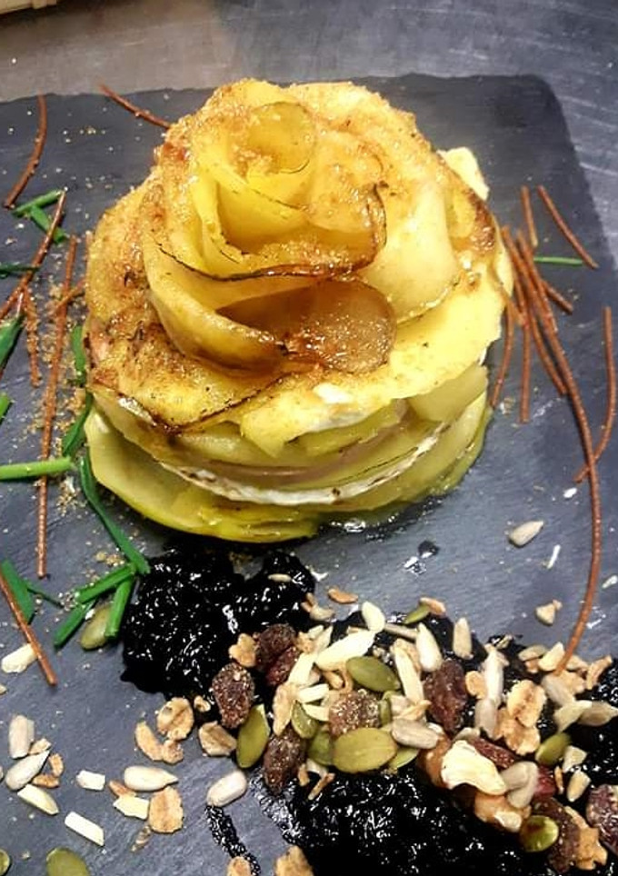 Una foto de Milhojas de manzana queso de cabra y foie