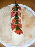 Ensalada capresa con toque arábigo 🍅🧀🌯