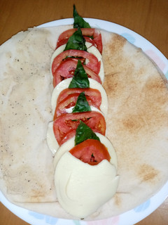 Una foto de Ensalada capresa con toque arábigo 🍅🧀🌯