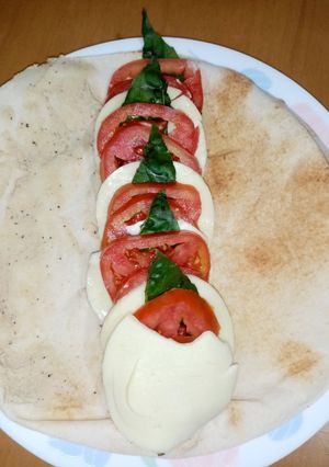 Una foto de Ensalada capresa con toque arábigo 🍅🧀🌯