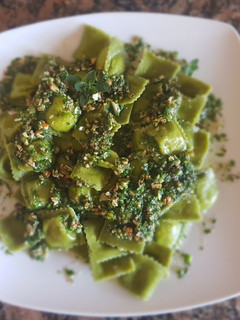 Una foto de Ravioles de ricotta y panceta, con pesto simple. #1receta1arból
