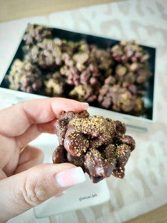 Una foto de Rocas de chocolate negro y kikos al punto picante