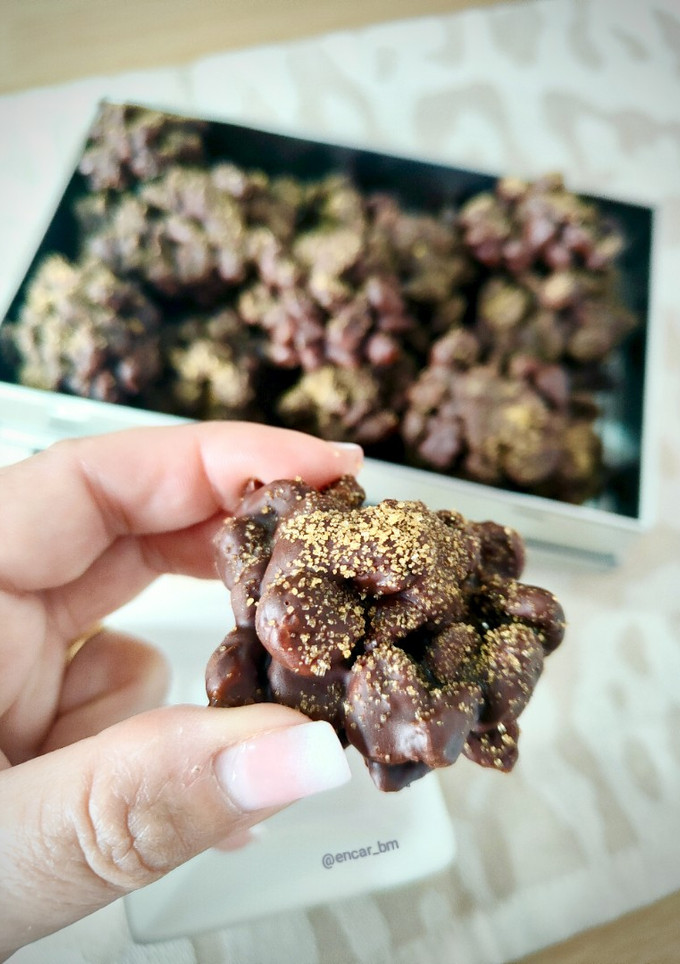 Una foto de Rocas de chocolate negro y kikos al punto picante