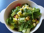 Una foto de ensalada de apio y pepino