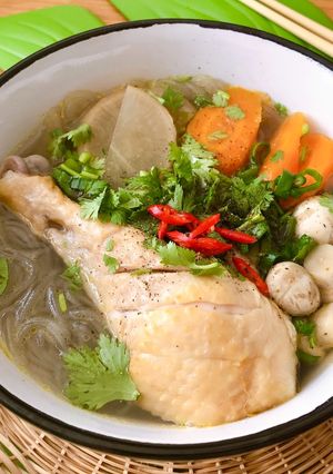 Hình của món Miến Gà Xá Bấu.