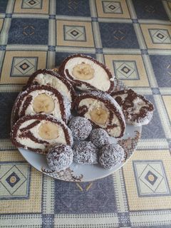 772. Kókusztekercs vajas krémmel banánnal és kókusz golyó ! recept fotója