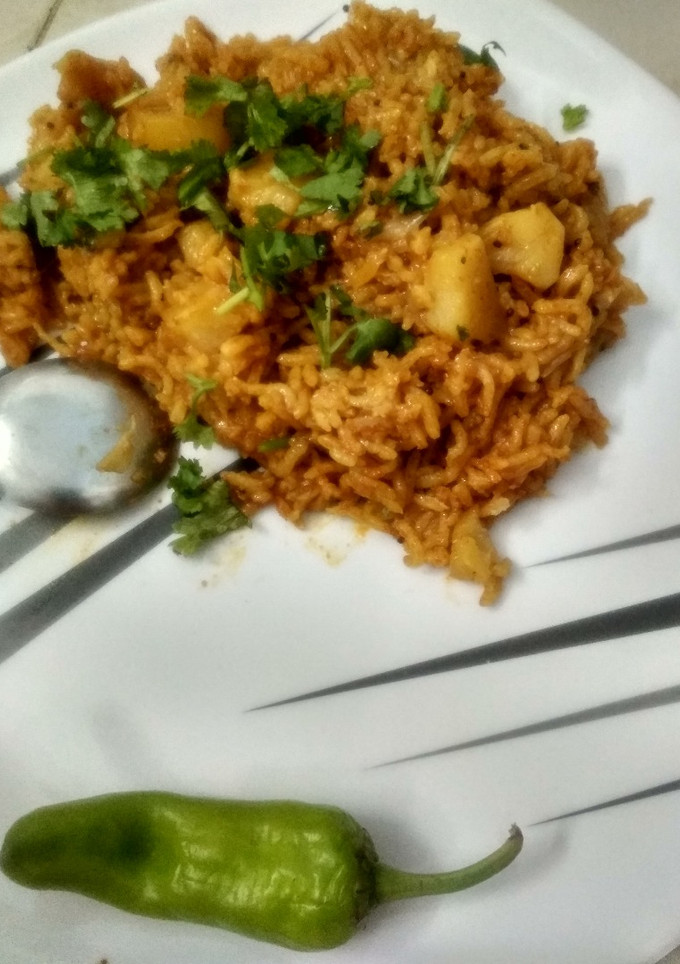 ઓનિયન પોટેટો પુલાવ (Onion potato pulav recipe in Gujarati) રેસીપી મુખ્ય ફોટો