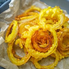 A picture of Beer Battered Onion Rings.