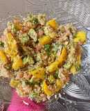 Ensalada de arroz, mango, aguacate y salmón