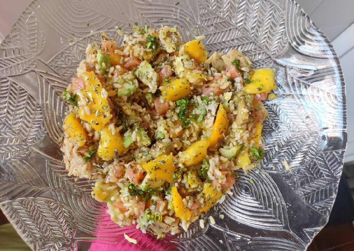 Ensalada de arroz integral, mango, aguacate y salmón (10 min)