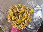 Una foto de ensalada de salmón