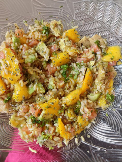 Una foto de Ensalada de arroz, mango, aguacate y salmón