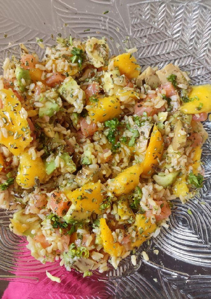 Una foto de Ensalada de arroz, mango, aguacate y salmón