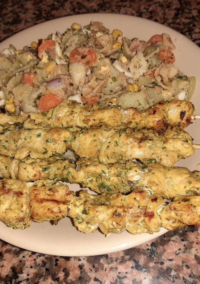 Una foto de Pinchos de pollo morunos a la barbacoa, y ensalada