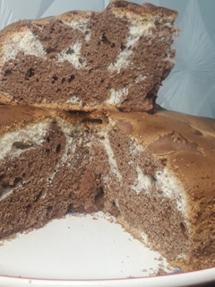 Una foto de Torta marmolada de maicena sin tacc muy fácil de hacer y esponjosa