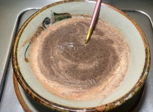 Una foto de Crema de frijoles con salsa de jitomate deliciosa la mejor de mis cremas