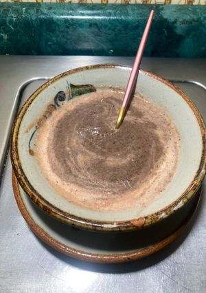 Una foto de Crema de frijoles con salsa de jitomate deliciosa la mejor de mis cremas