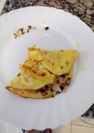 Una foto de Omelette de champiñones y cebolla