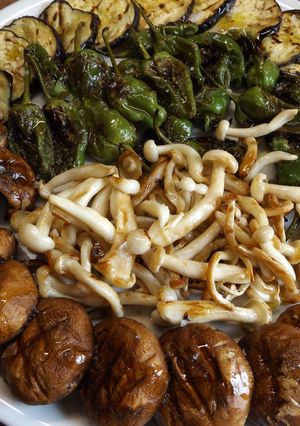 Foto principal de Parrillada de setas variadas, pimientos de Padrón y berenjena