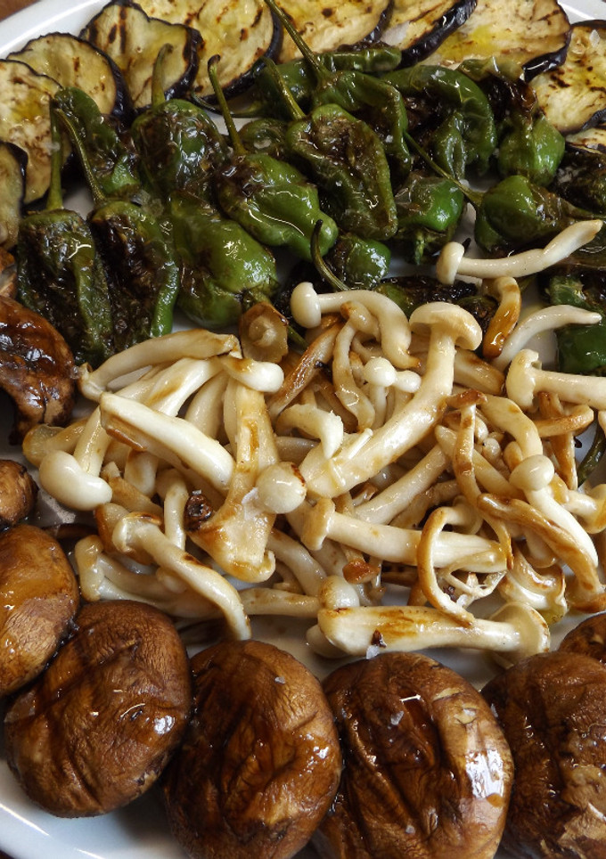 Una foto de Parrillada de setas variadas, pimientos de Padrón y berenjena