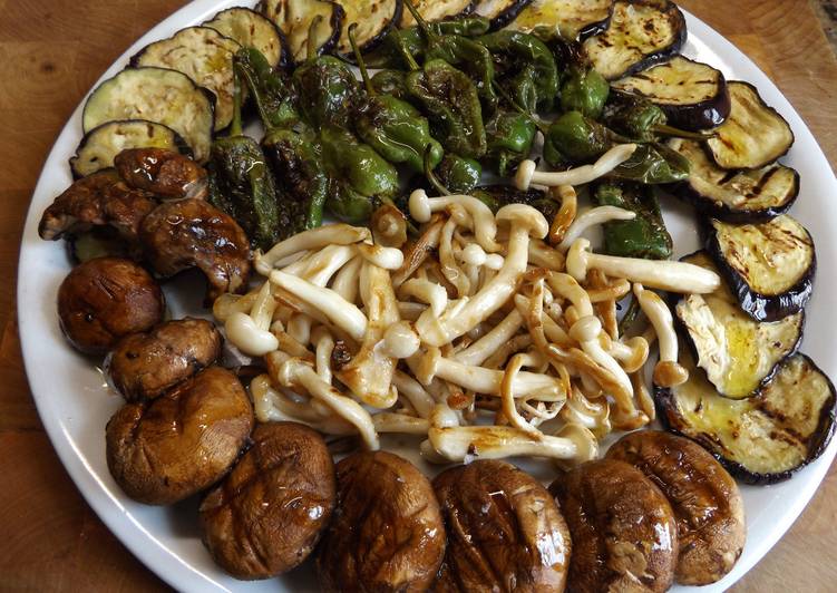 Parrillada de setas variadas, pimientos de Padrón y berenjena