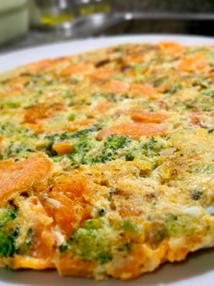 Una foto de Tortilla de boniato y brócoli para bebés