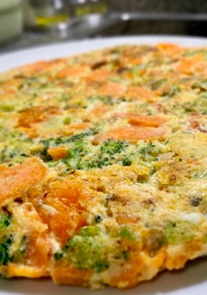 Una foto de Tortilla de boniato y brócoli para bebés