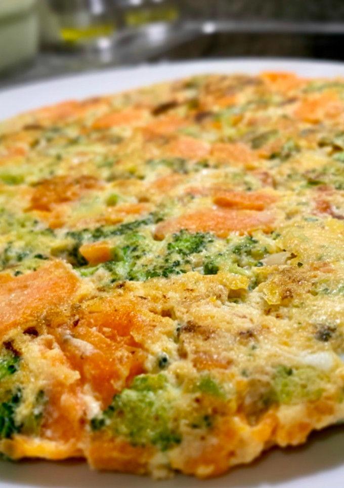 Una foto de Tortilla de boniato y brócoli para bebés