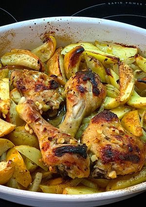 Mézes-fűszeres sült csirkecomb újburgonya-alma-hagyma ágyon 🍯🍗🥔🍎🧅 recept fotója