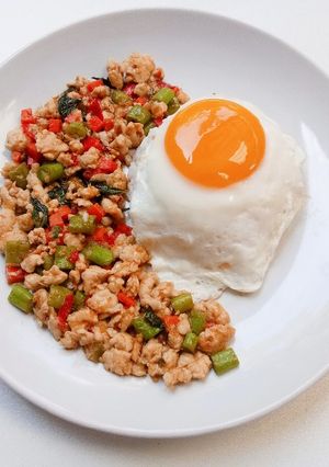 รูปของ ผัดกะเพราไก่ไข่ดาว (เกือบจะคลีน><)
