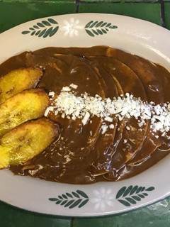 Una foto de Enchiladas de mole con plátano