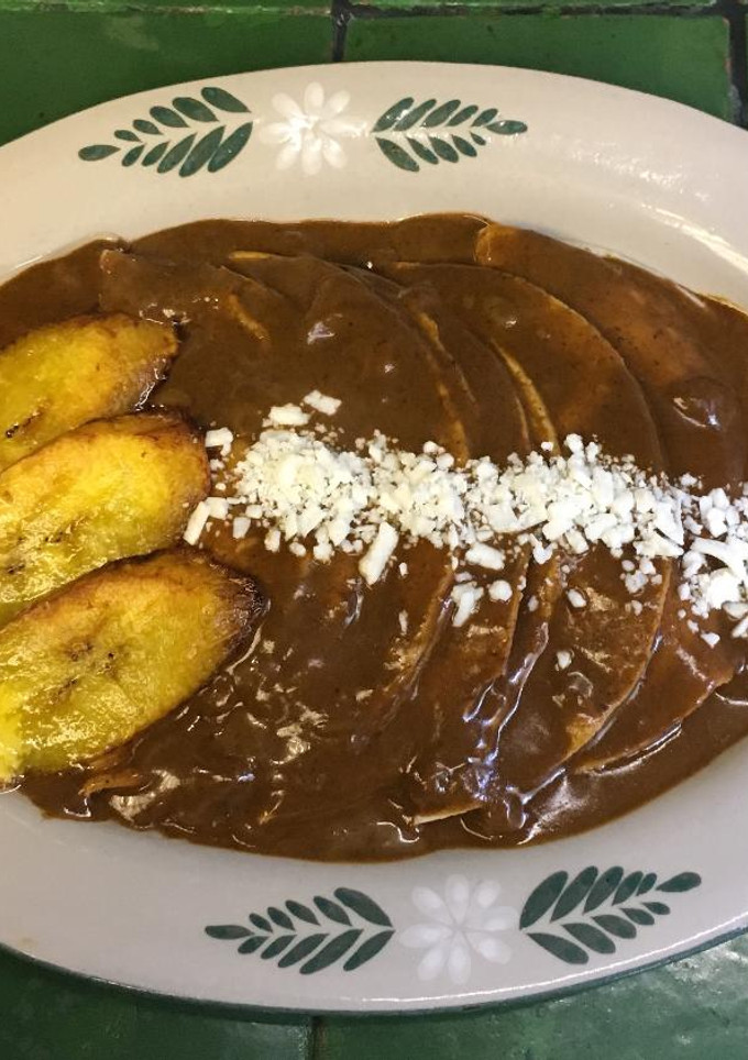 Una foto de Enchiladas de mole con plátano