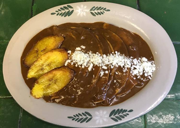 Enchiladas de mole con plátano