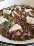 Cazuela de calamares encebollados al moscatel con rape