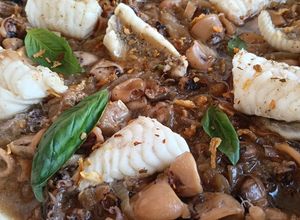 Foto principal de Cazuela de calamares encebollados al moscatel con rape