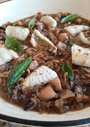 Una foto de Cazuela de calamares encebollados al moscatel con rape