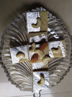 કાજુ બદામ કતરી=(kaju badam katri in Gujarati) રેસીપી મુખ્ય ફોટો