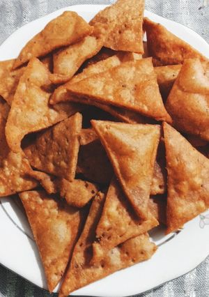 गेहूं आटे से बने नाचोज़ (Gehu aate se bane nachos recipe in Hindi) रेसिपी मुख्य फोटो
