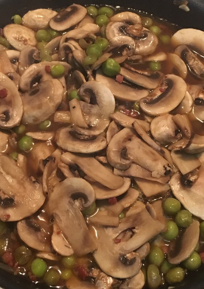 Una foto de Guisantes con champiñones y jamón