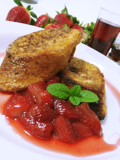 Una foto de Torrijas caramelizadas al horno con compota de fresas al moscatel (¡¡¡sin nada de aceite!!!)