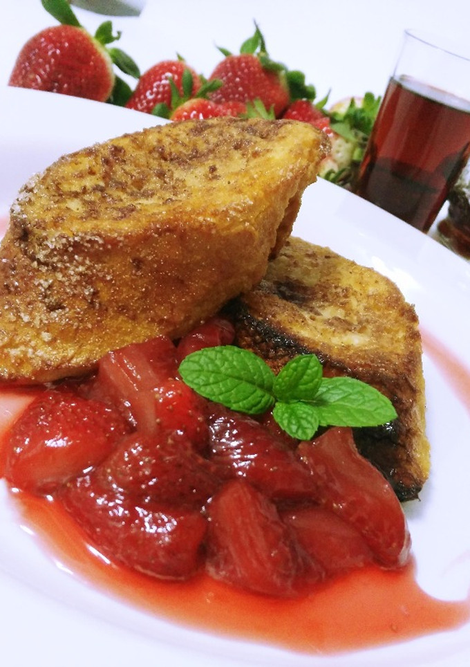 Una foto de Torrijas caramelizadas al horno con compota de fresas al moscatel (¡¡¡sin nada de aceite!!!)
