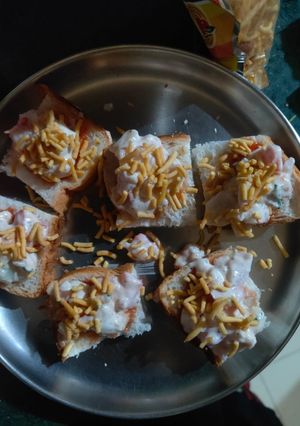 मेयोनेज़ ब्रेड पिज़्ज़ा (Mayonnaise bread pizza recipe in Hindi) रेसिपी मुख्य फोटो