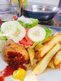 Pollo a la parrilla con papas fritas