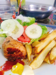 Una foto de Pollo a la parrilla con papas fritas