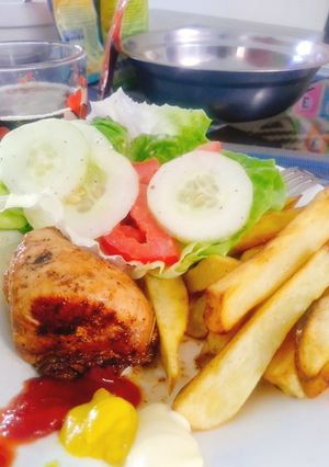 Una foto de Pollo a la parrilla con papas fritas