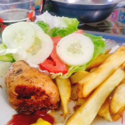 Pollo a la parrilla con papas fritas Receta de Wendy Marzal Palas- Cookpad