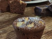 Una foto di muffin mele cioccolato
