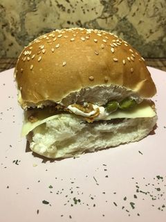Una foto de Hamburguesa de pepinillos 🍔