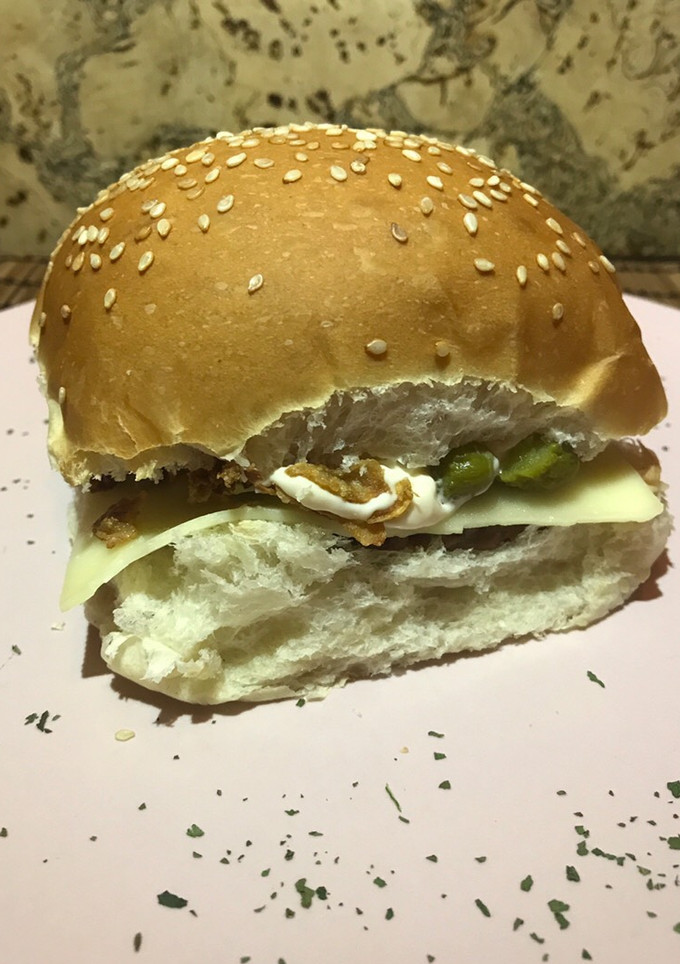 Una foto de Hamburguesa de pepinillos 🍔